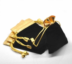 Elegantné semišové darčekové vrecko Black & Gold